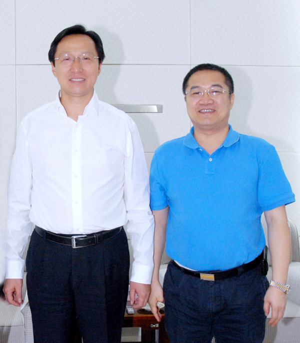 12.农业部部长韩长赋与ub8官网集团总裁林印孙亲切合影.jpg