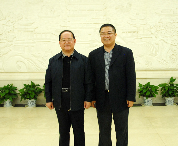 13.原江西省委书记、现广西壮族自治区党委书记鹿心社与ub8官网集团总裁林印孙亲切合影.JPG