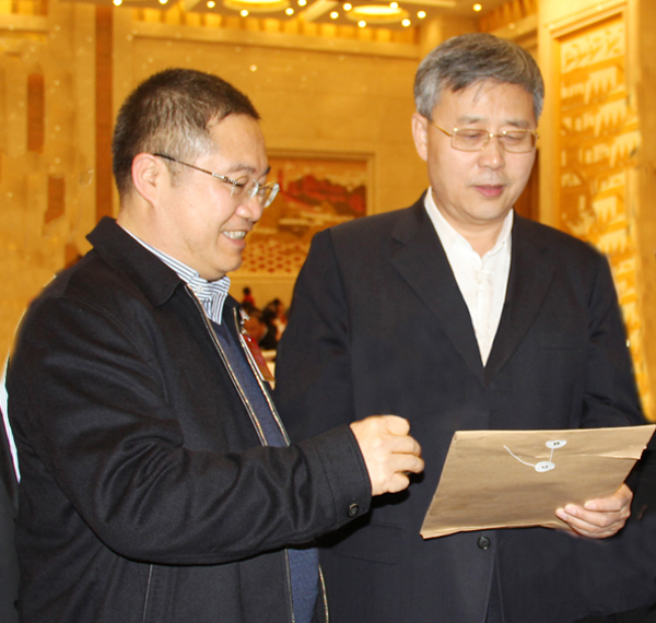 16.ub8官网集团总裁林印孙向山东省省长郭树清介绍ub8官网.jpg